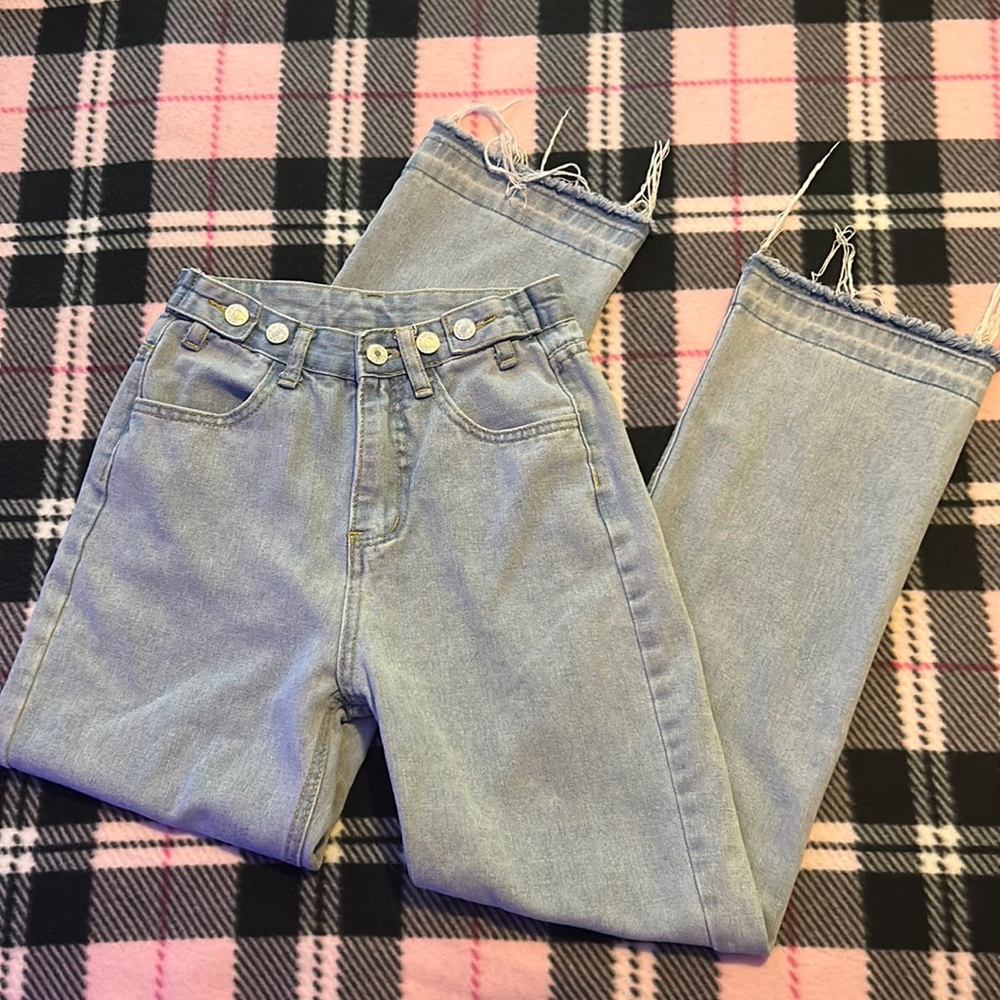 Light wash mom jeans